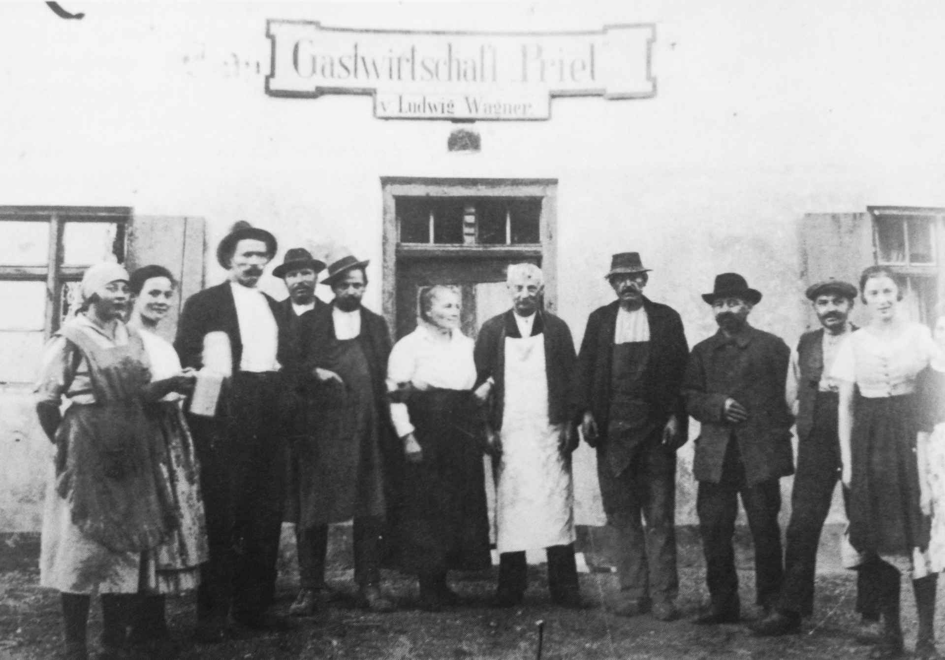 Group of lowa employees in the 1920s